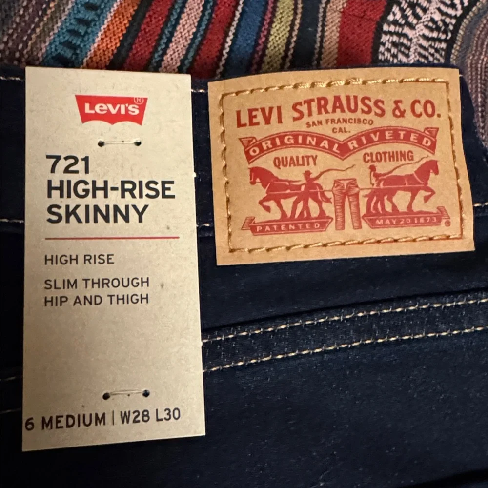 Levi's NWT SIZE 6 28 X 30 stretch High-Rise Skinny Jeans - Dark Blue